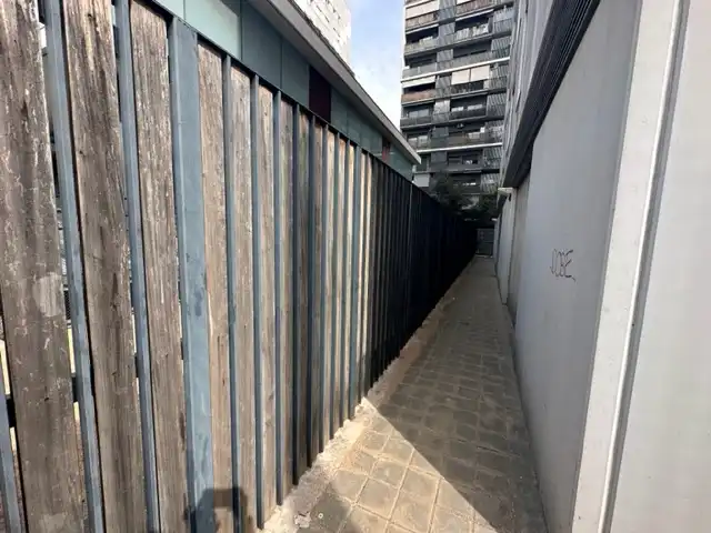 Vista exterior de Local en venda en L'Hospitalet de Llobregat amb Terrassa i Alarma