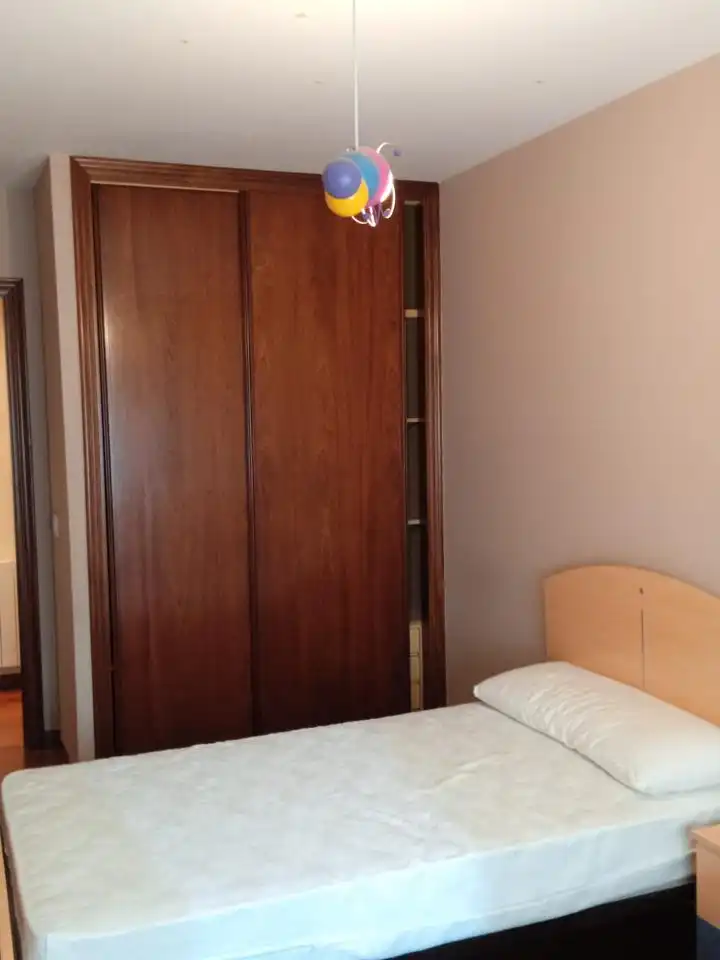 Habitación de Planta baja en venta en Santiago de Compostela  con Calefacción, Trastero y Amueblado