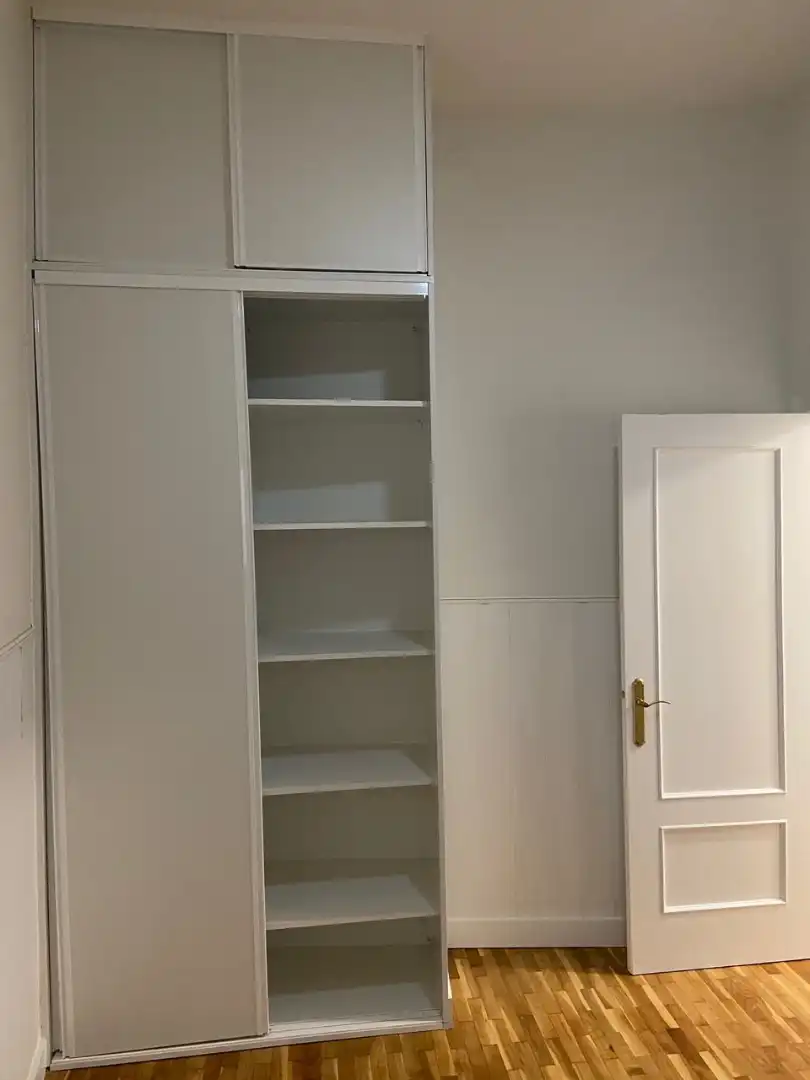 Dormitori de Apartament de lloguer en Madrid amb Calefacció, Moblat i Forn