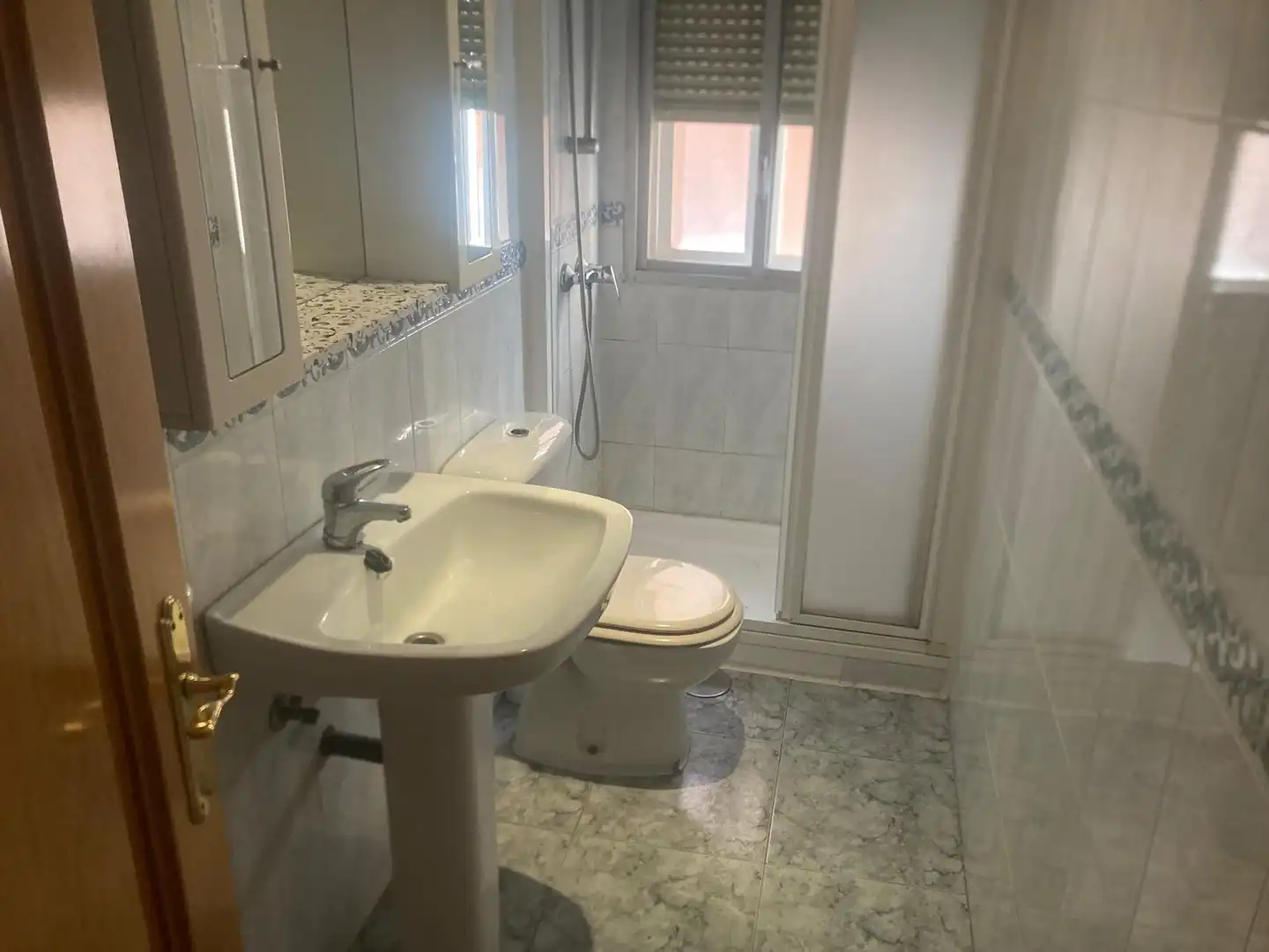 Baño de Piso en venta en Toledo con Calefacción, Balcón y Piscina comunitaria