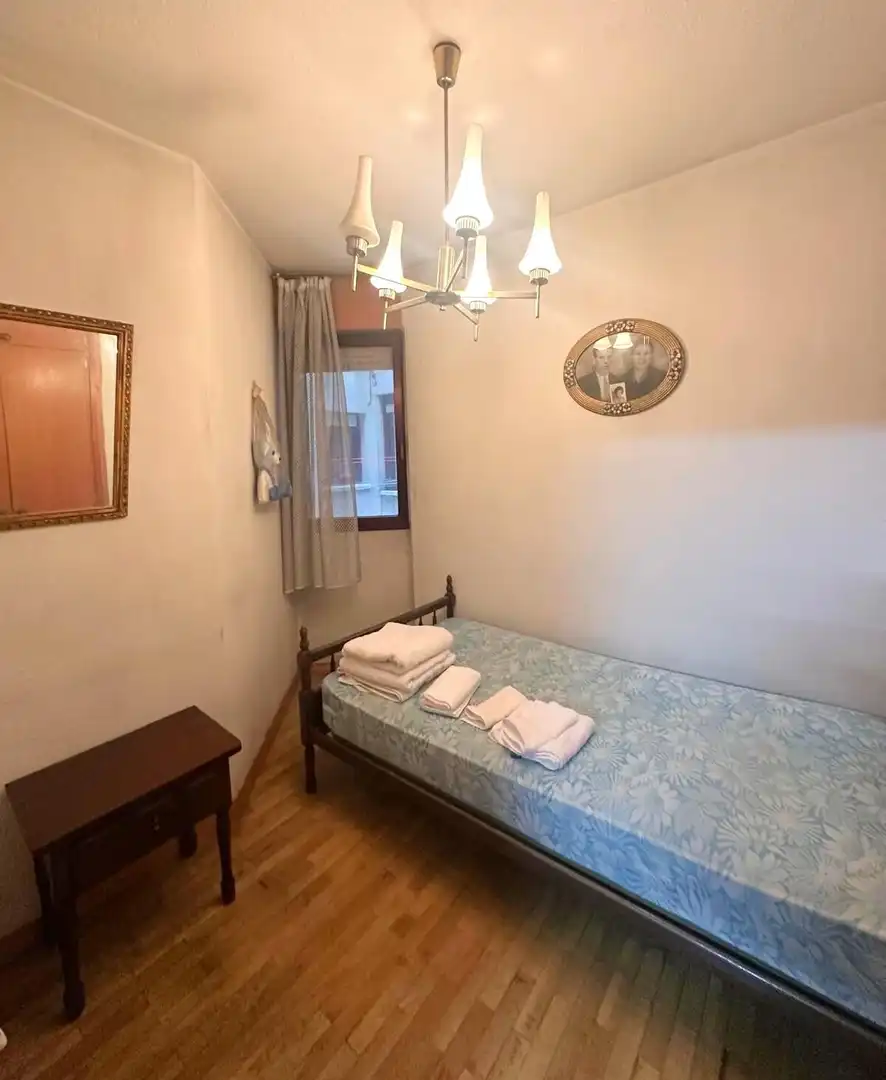 Dormitori de Pis en venda en León Capital  amb Calefacció, Parquet i Terrassa
