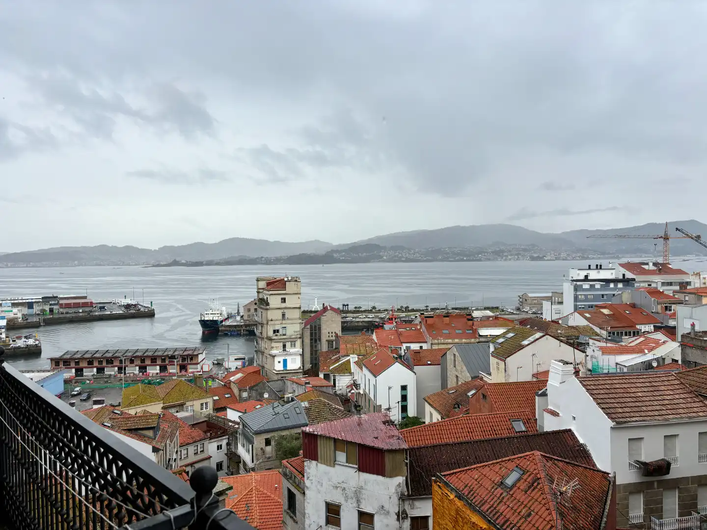 Vista exterior de Estudio de alquiler en Vigo  con Calefacción, Amueblado y Horno