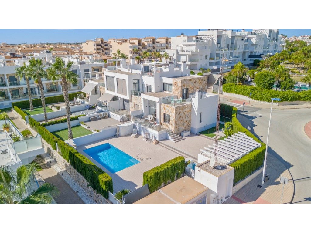 Exterior view of Single-family semi-detached for sale in Torrevieja  with Private garden and Swimming Pool