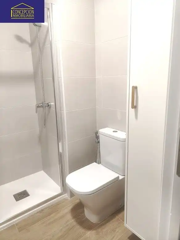 Badezimmer von Wohnung zur Miete in Córdoba mit Klimaanlage, Heizung und Parkett