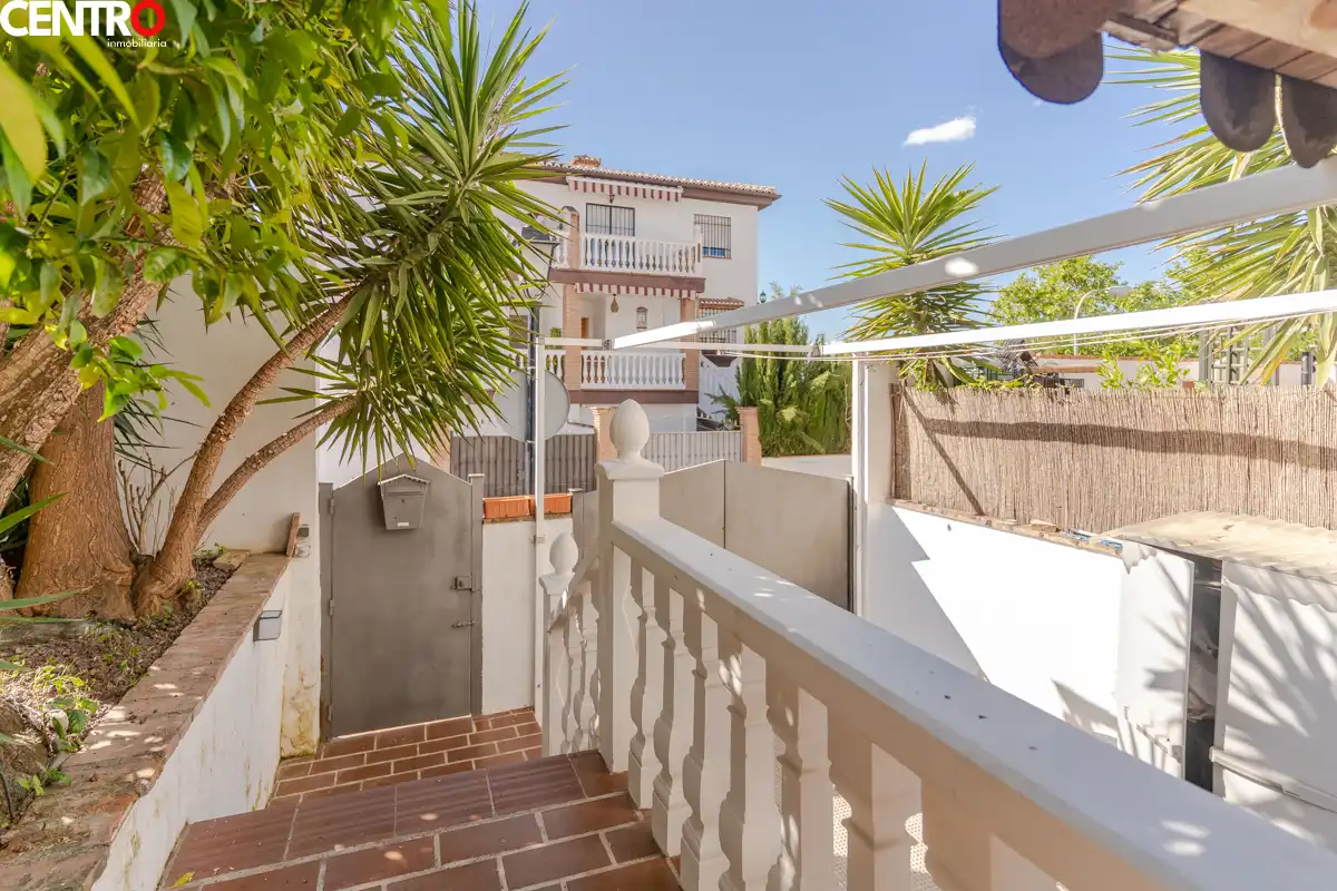 Vista exterior de Casa o chalet en venta en La Zubia con Aire acondicionado, Calefacción y Jardín privado