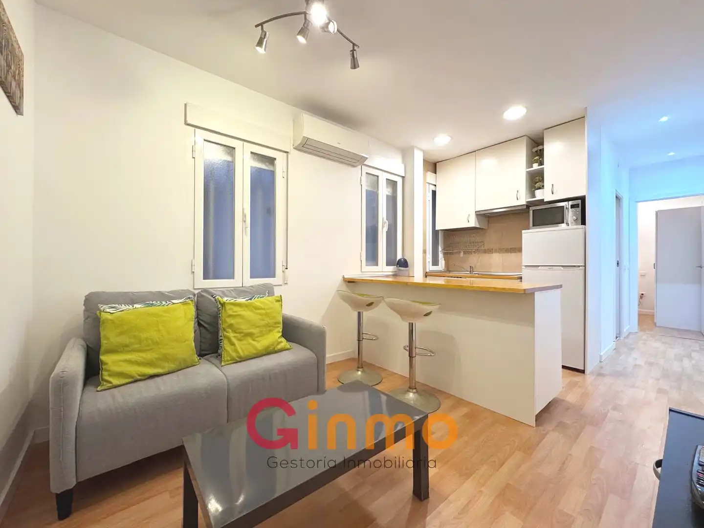 Living room of Flat for rent in Madrid  with Air Conditioner, Heating and Parquet flooring