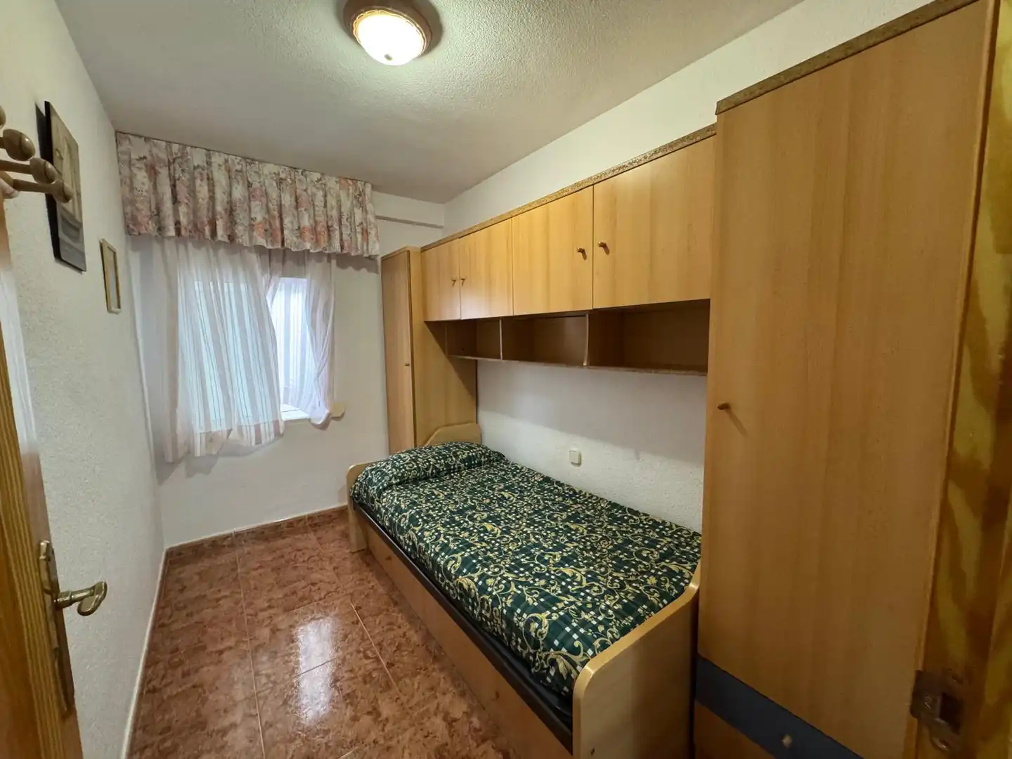 Dormitori de Apartament de lloguer en El Campello amb Jardí privat, Terrassa i Moblat