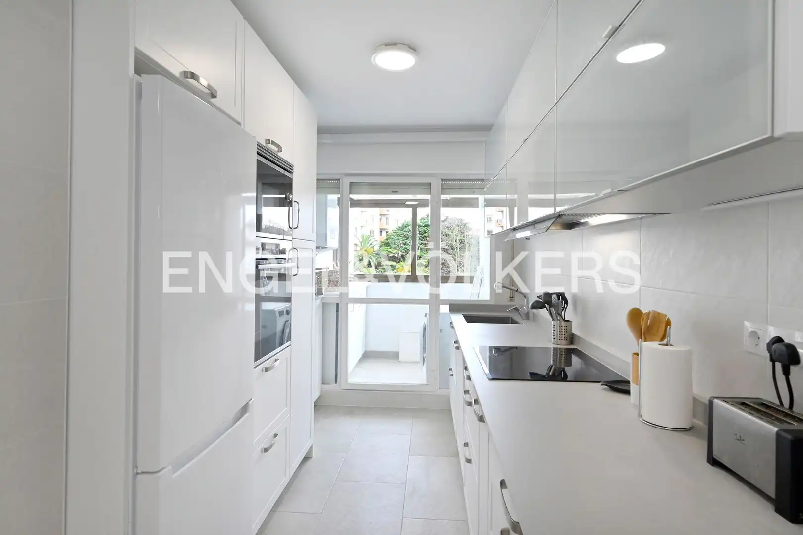 Küche von Wohnung zum Verkauf in Santander mit Heizung, Privatgarten und Abstellraum