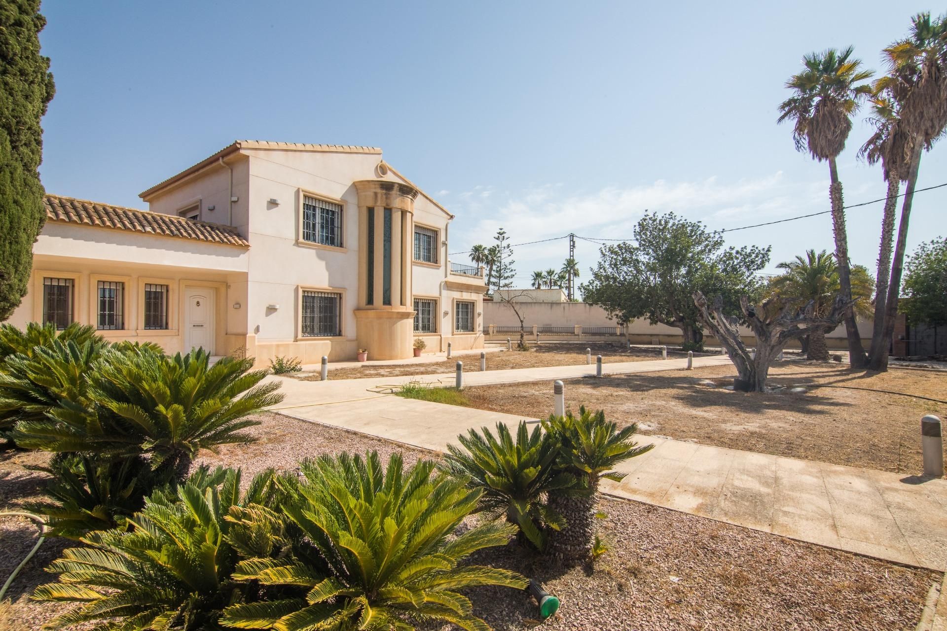 Vista exterior de Casa o xalet en venda en Elche / Elx amb Aire condicionat, Calefacció i Jardí privat