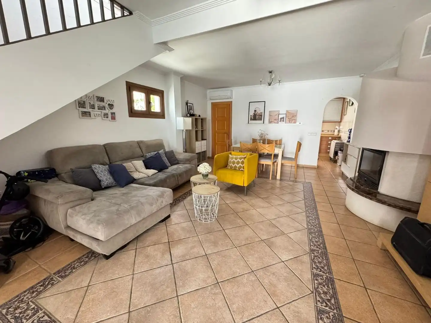 Wohnzimmer von Einfamilien-Reihenhaus zum Verkauf in Fuengirola mit Klimaanlage, Terrasse und Möbliert