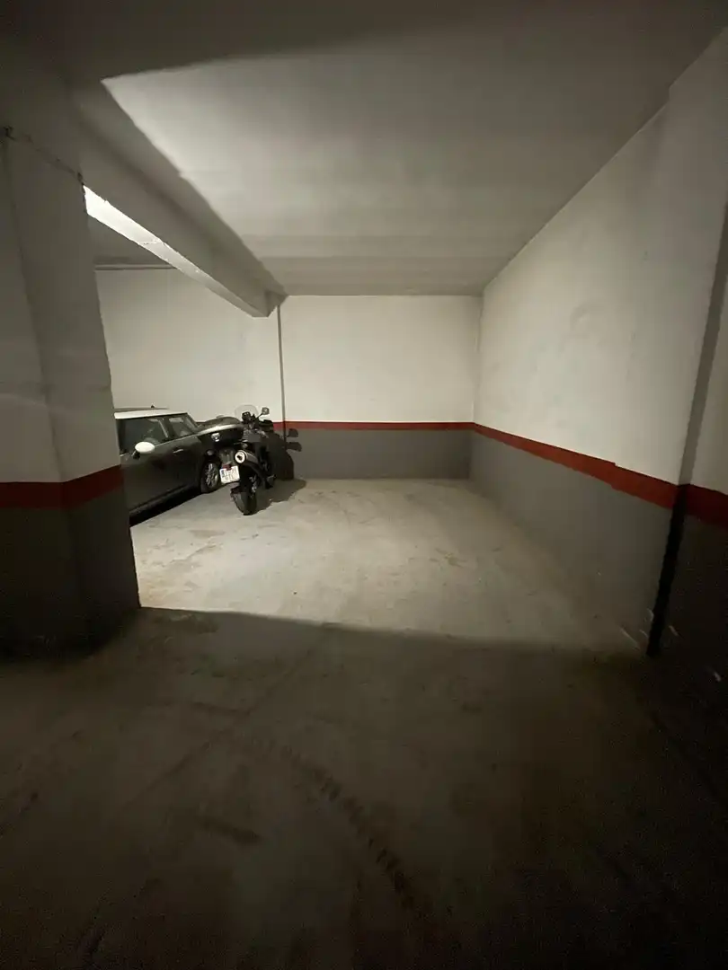 Garage zur Miete in Calle Calle de Fermín Caballero, Centro