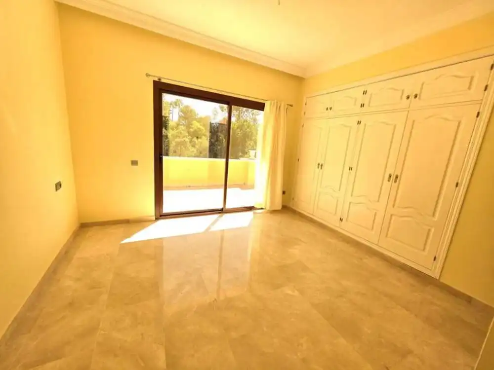 Dormitori de Casa o xalet en venda en Marbella amb Aire condicionat, Jardí privat i Terrassa