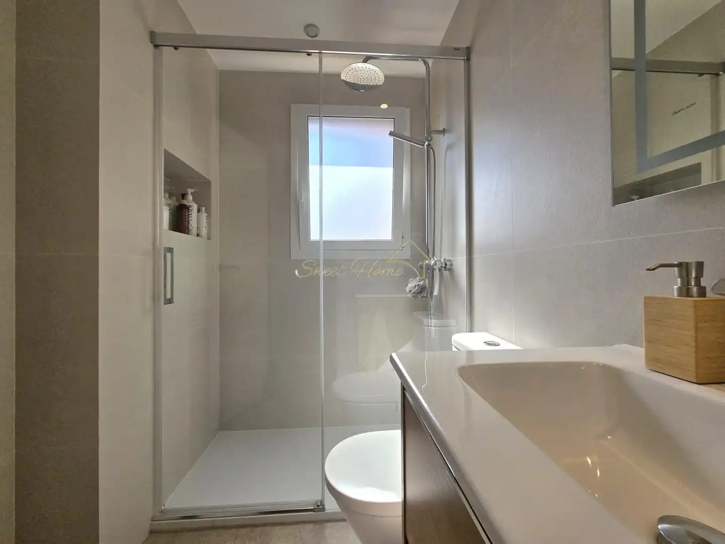 Bathroom of Flat for sale in Montgat  with Air Conditioner, Heating and Parquet flooring