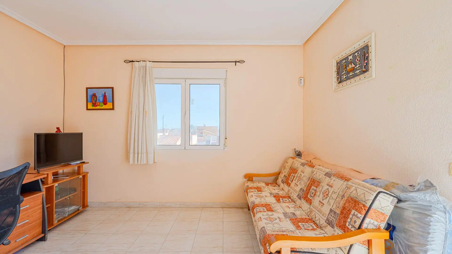 Habitación de Casa adosada en venta en Torrevieja con Jardín privado, Trastero y Piscina