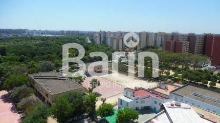 Vista exterior de Piso en venta en  Sevilla Capital con Aire acondicionado y Terraza