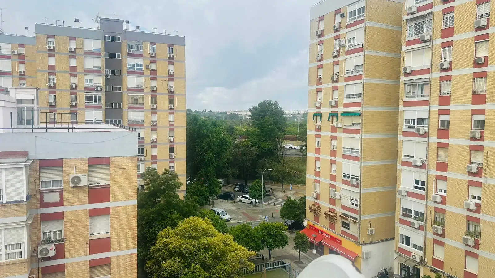 Außenansicht von Wohnung zum Verkauf in Sevilla mit Klimaanlage, Heizung und Terrasse