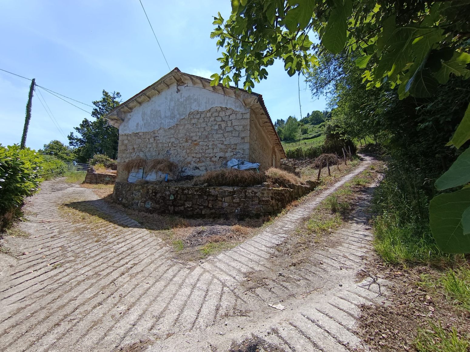 Vista exterior de Casa o xalet en venda en Los Corrales de Buelna  amb Jardí privat i Traster