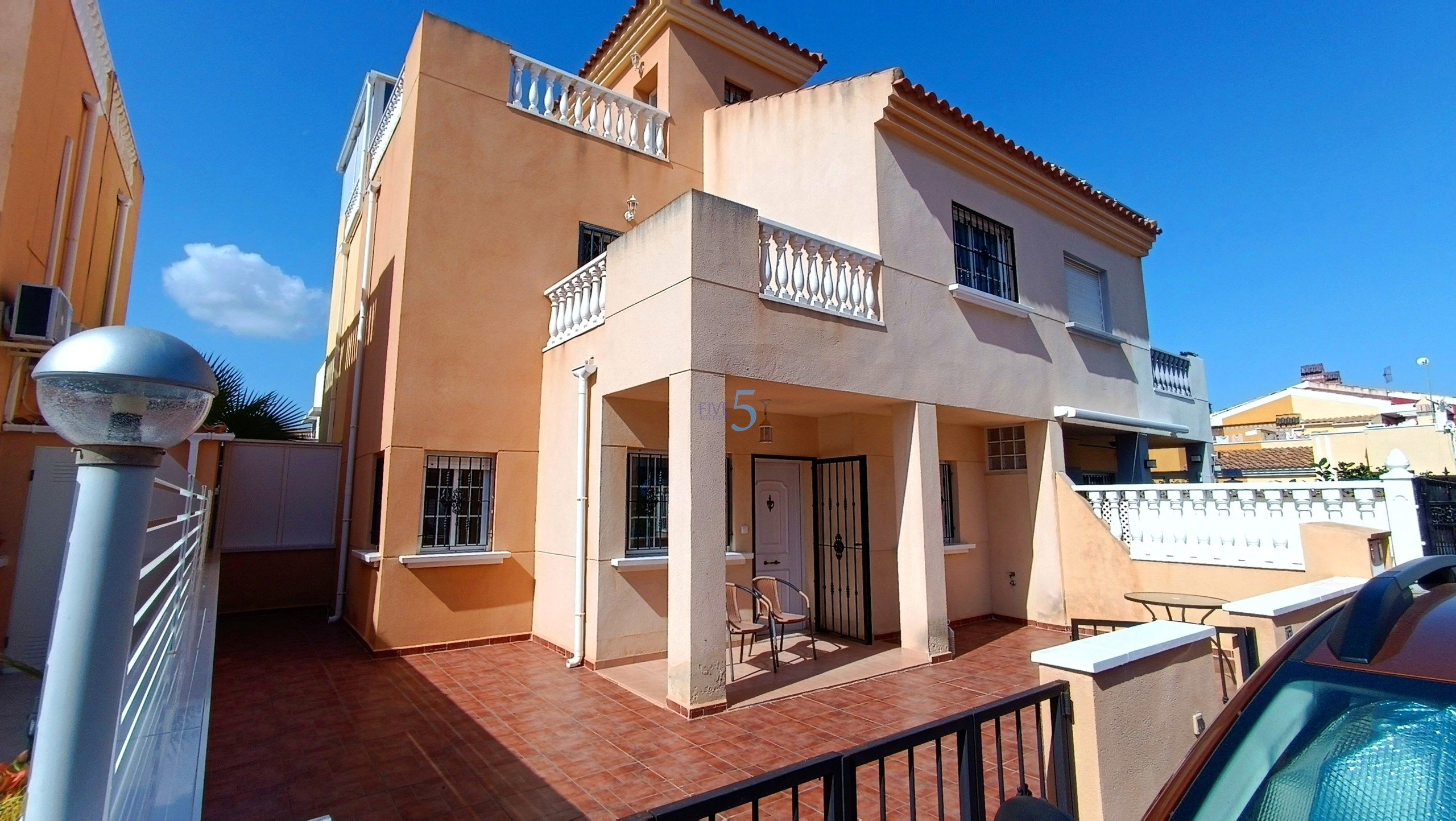 Vista exterior de Casa adosada en venta en Torrevieja con Terraza, Trastero y Piscina
