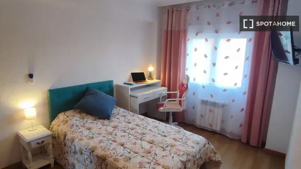 Bedroom of Flat for rent in Madrid  with Air Conditioner, Heating and Furnished