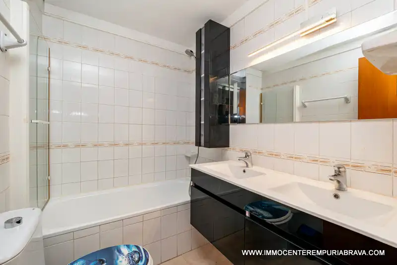 Badezimmer von Haus oder Chalet zum Verkauf in Empuriabrava mit Klimaanlage, Heizung und Terrasse