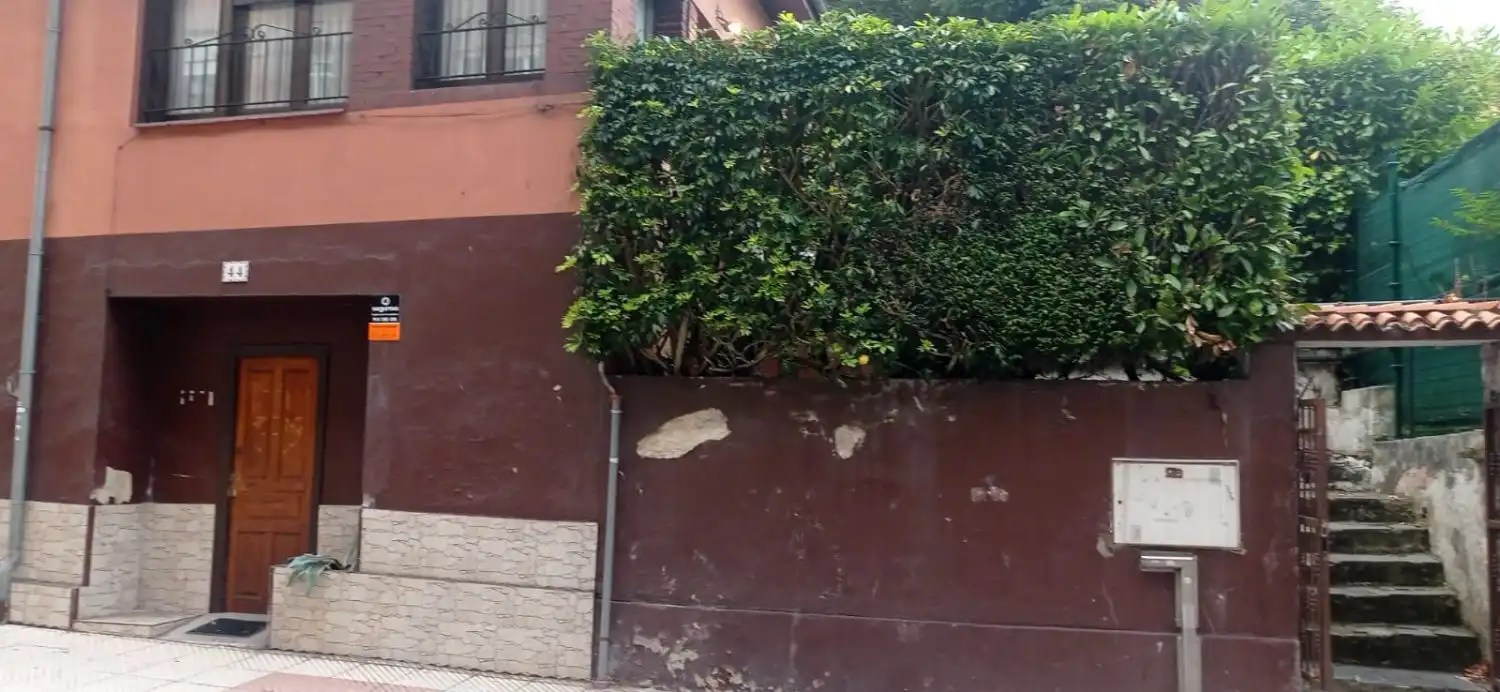 Vista exterior de Casa o xalet en venda en Oviedo  amb Calefacció i Parquet