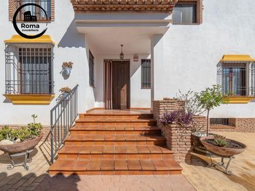 Chalet con balcón en venta en Cúllar Vega