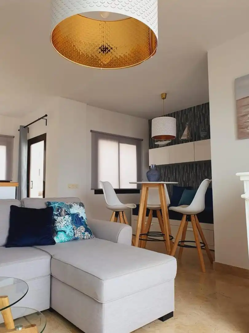 Sala d'estar de Casa adosada de lloguer en La Alcaidesa amb Jardí privat, Terrassa i Jacuzzi