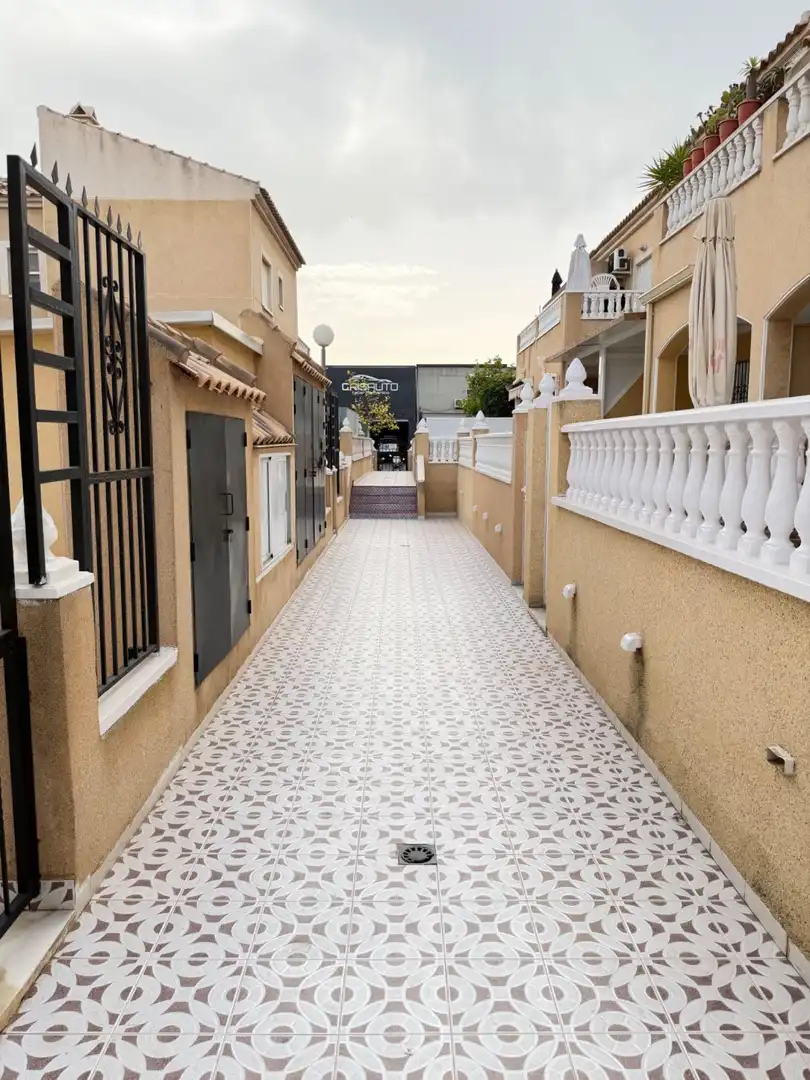 Vista exterior de Apartamento en venta en Torrevieja con Aire acondicionado, Balcón y Piscina comunitaria