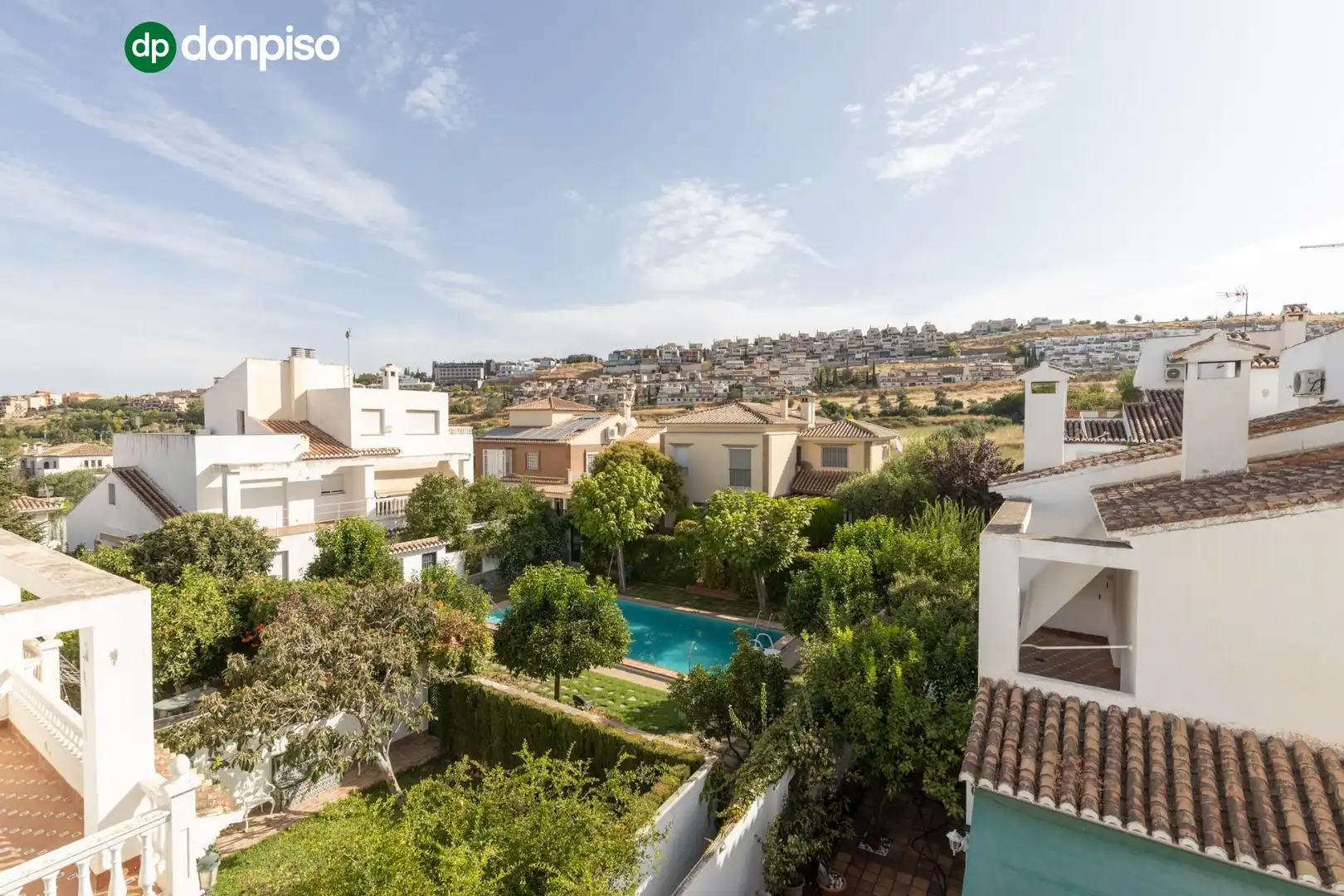 Außenansicht von Einfamilien-Reihenhaus zum Verkauf in Granada mit Heizung, Terrasse und Abstellraum