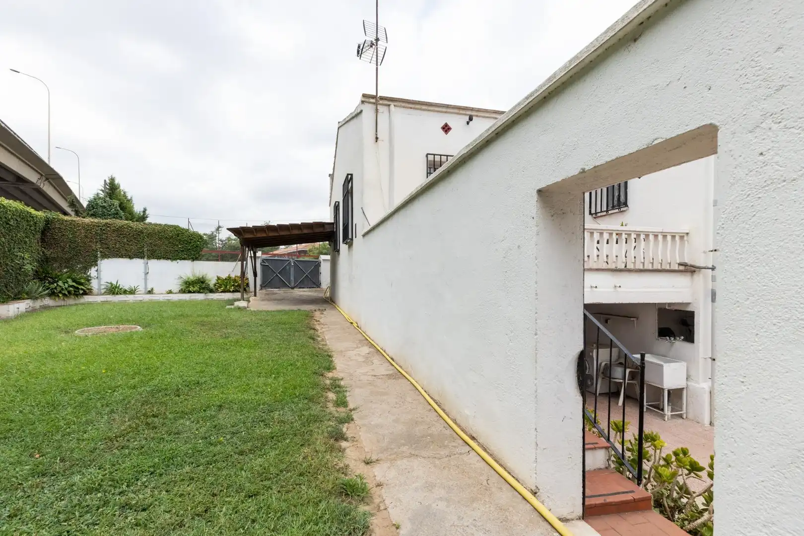 Vista exterior de Casa o xalet en venda en Montcada i Reixac amb Aire condicionat, Calefacció i Jardí privat