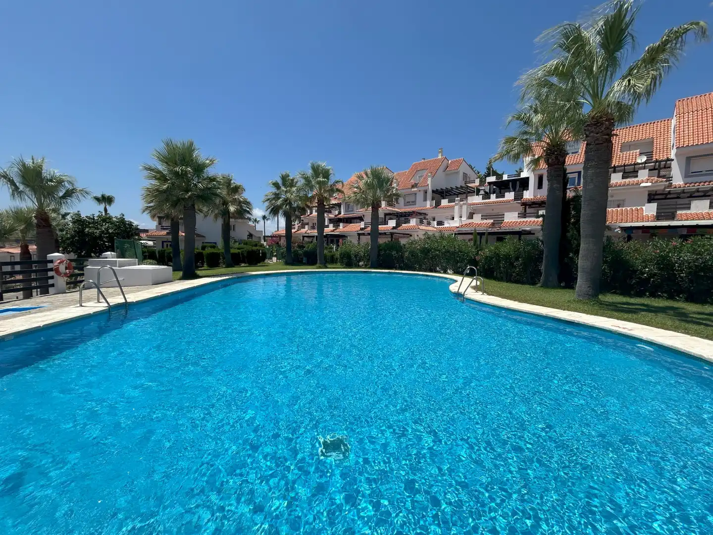 Piscina de Planta baja en venta en Manilva con Aire acondicionado, Terraza y Piscina