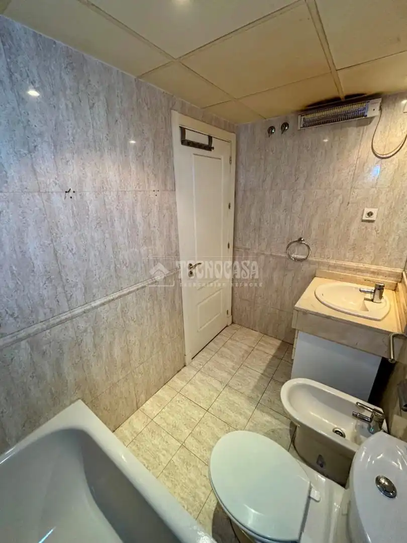 Baño de Piso en venta en Madrid con Aire acondicionado, Calefacción y Piscina comunitaria