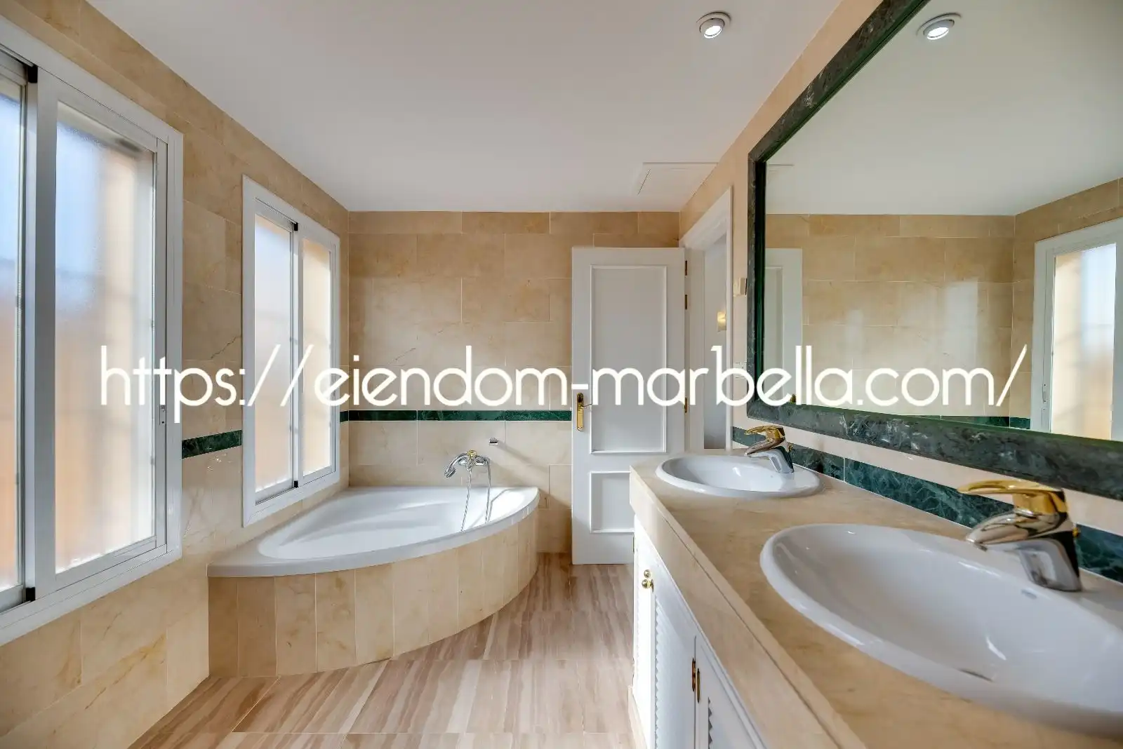 Baño de Apartamento en venta en Marbella con Aire acondicionado, Calefacción y Terraza