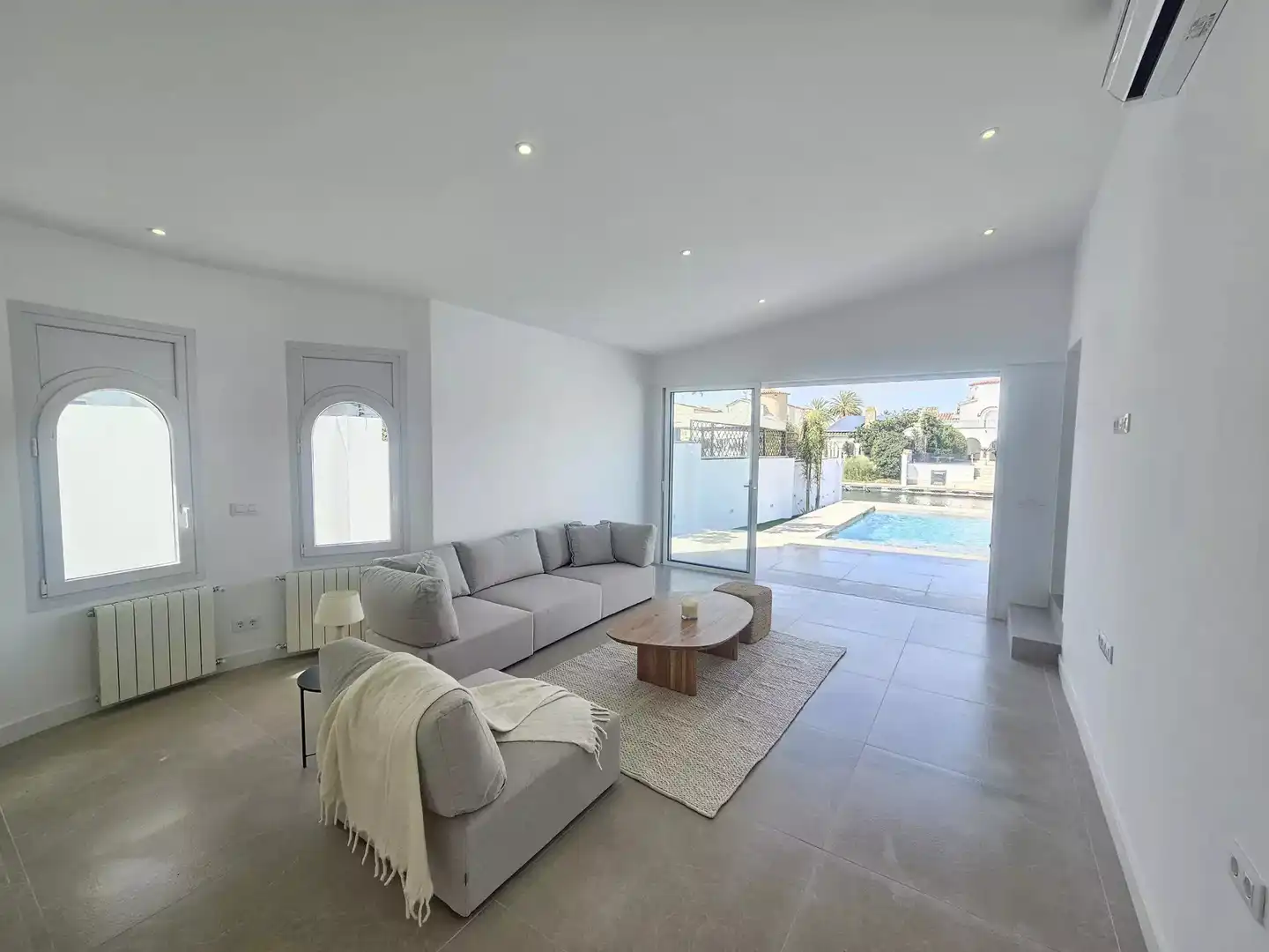 Sala d'estar de Casa o xalet en venda en Empuriabrava amb Aire condicionat, Calefacció i Jardí privat