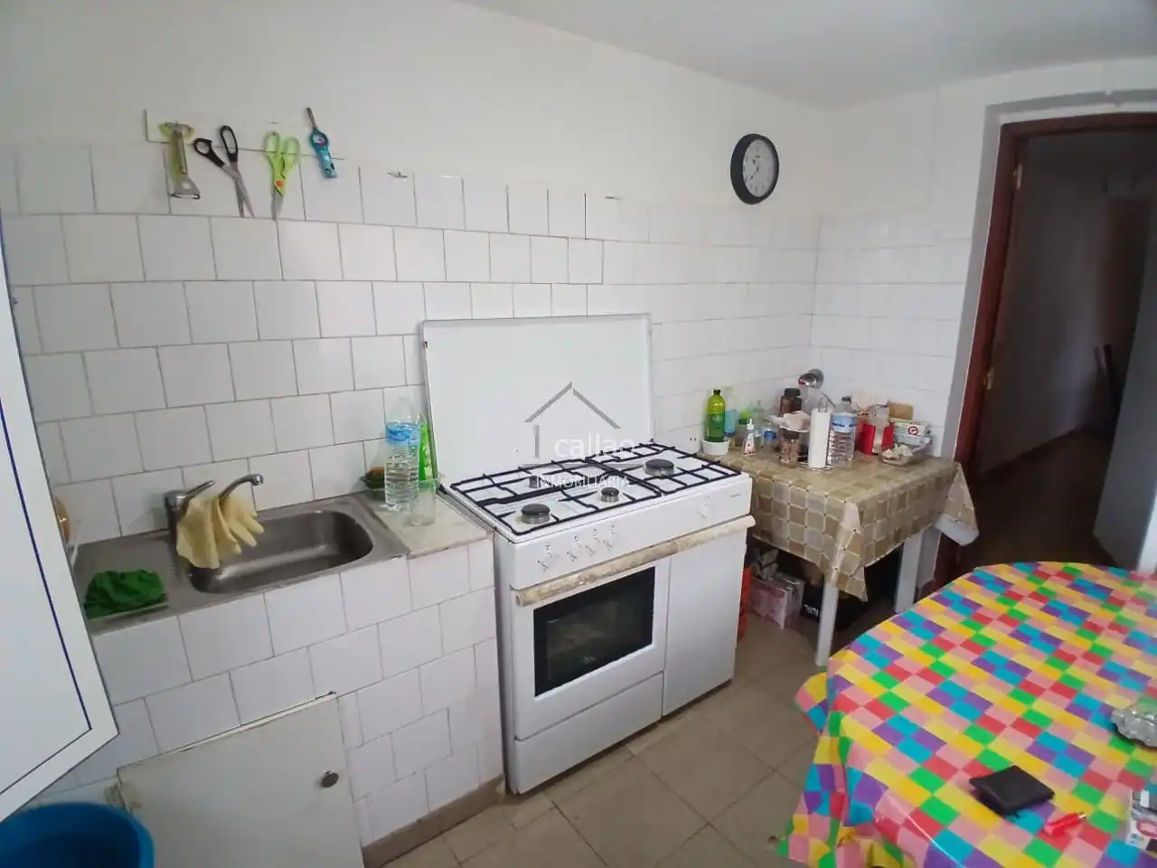 Cuina de Casa adosada en venda en Narón amb Jardí privat, Traster i Moblat
