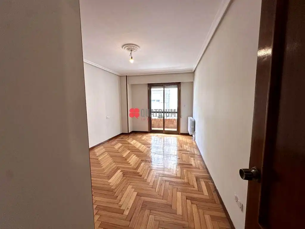 Habitación de Piso en venta en Ourense Capital  con Calefacción, Terraza y Trastero