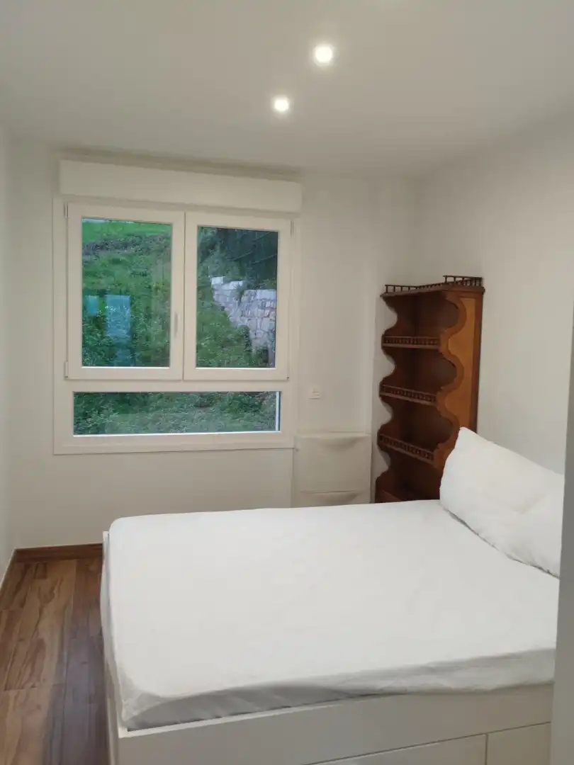 Schlafzimmer von Wohnung zur Miete in Bilbao  mit Heizung, Möbliert und Balkon