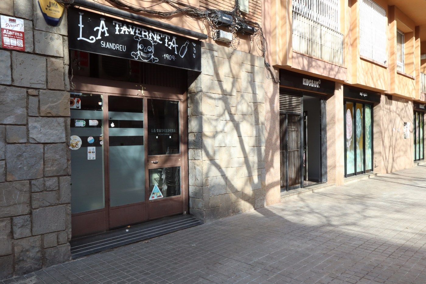 Exterior view of Premises for sale in  Barcelona Capital  with Air Conditioner and Furnished