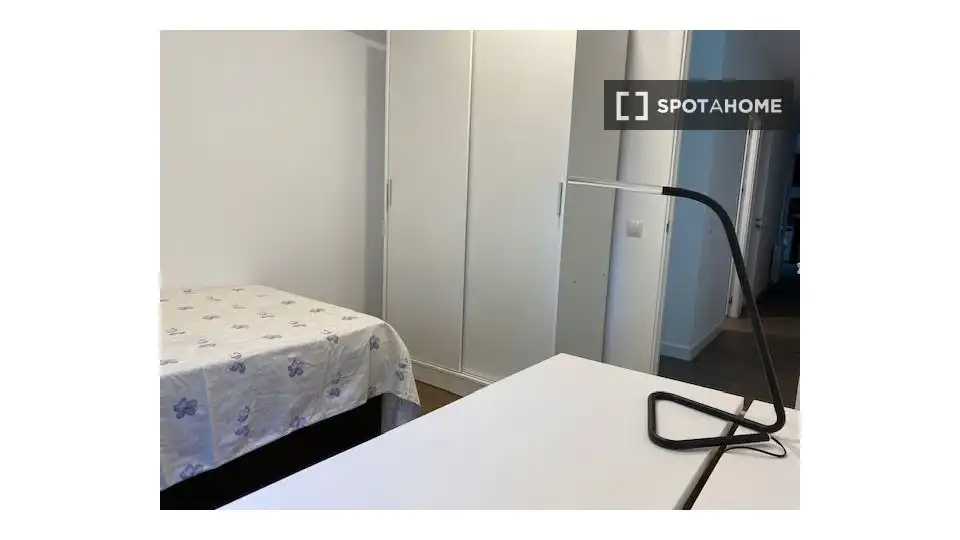 Bedroom of Flat for share in Madrid  with Air Conditioner, Terrace and Furnished