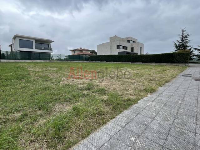Terreno residencial en Venta en Calle Laviana en Montecerrao