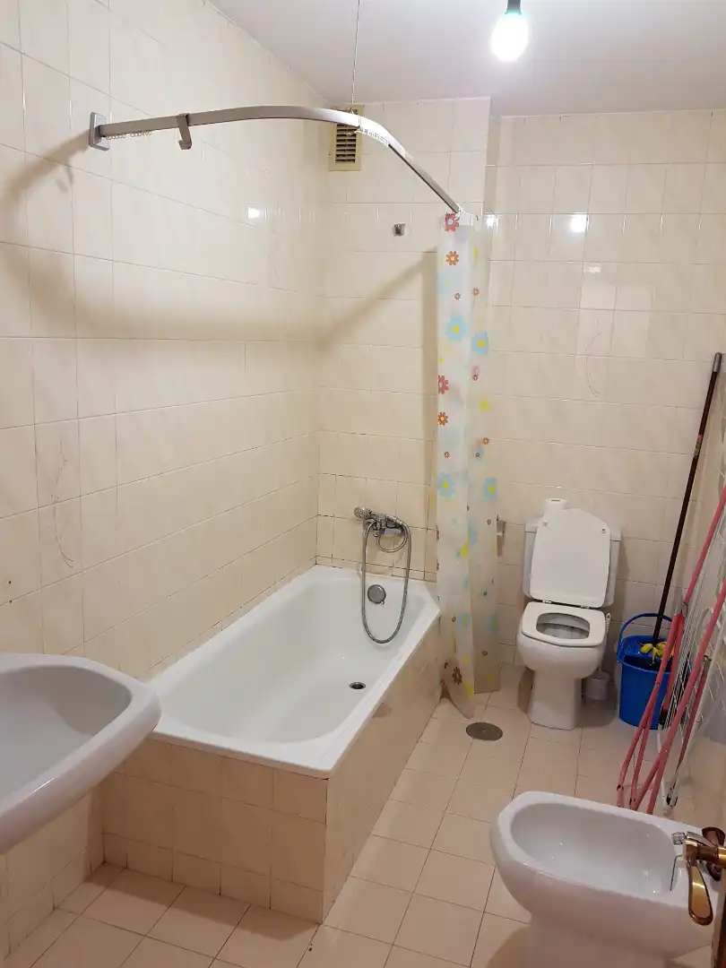Baño de Piso de alquiler en Santiago de Compostela  con Calefacción, Parquet y Amueblado