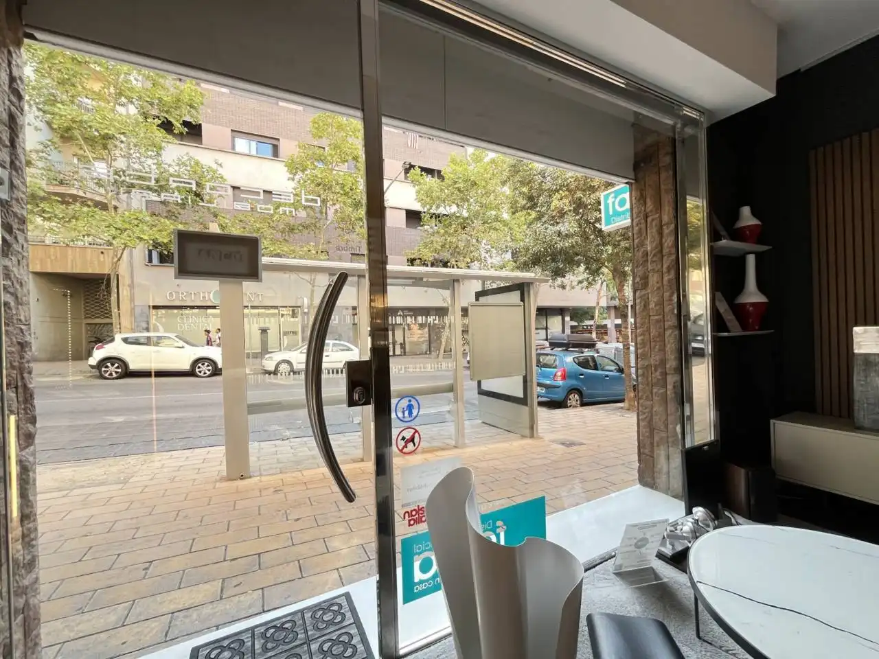 Vista exterior de Local de alquiler en L'Hospitalet de Llobregat con Aire acondicionado y Alarma