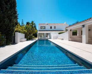 Vista exterior de Casa o xalet en venda en Benahavís amb Aire condicionat, Terrassa i Piscina