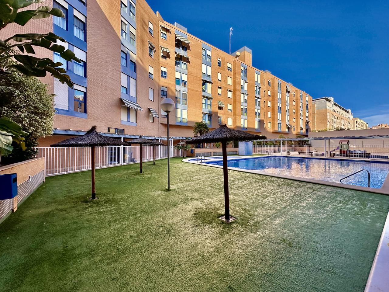 Piscina de Pis en venda en Alicante / Alacant amb Aire condicionat, Parquet i Terrassa