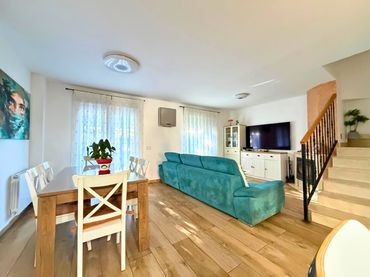 Casa pareada con balcón en venta en Calle España
