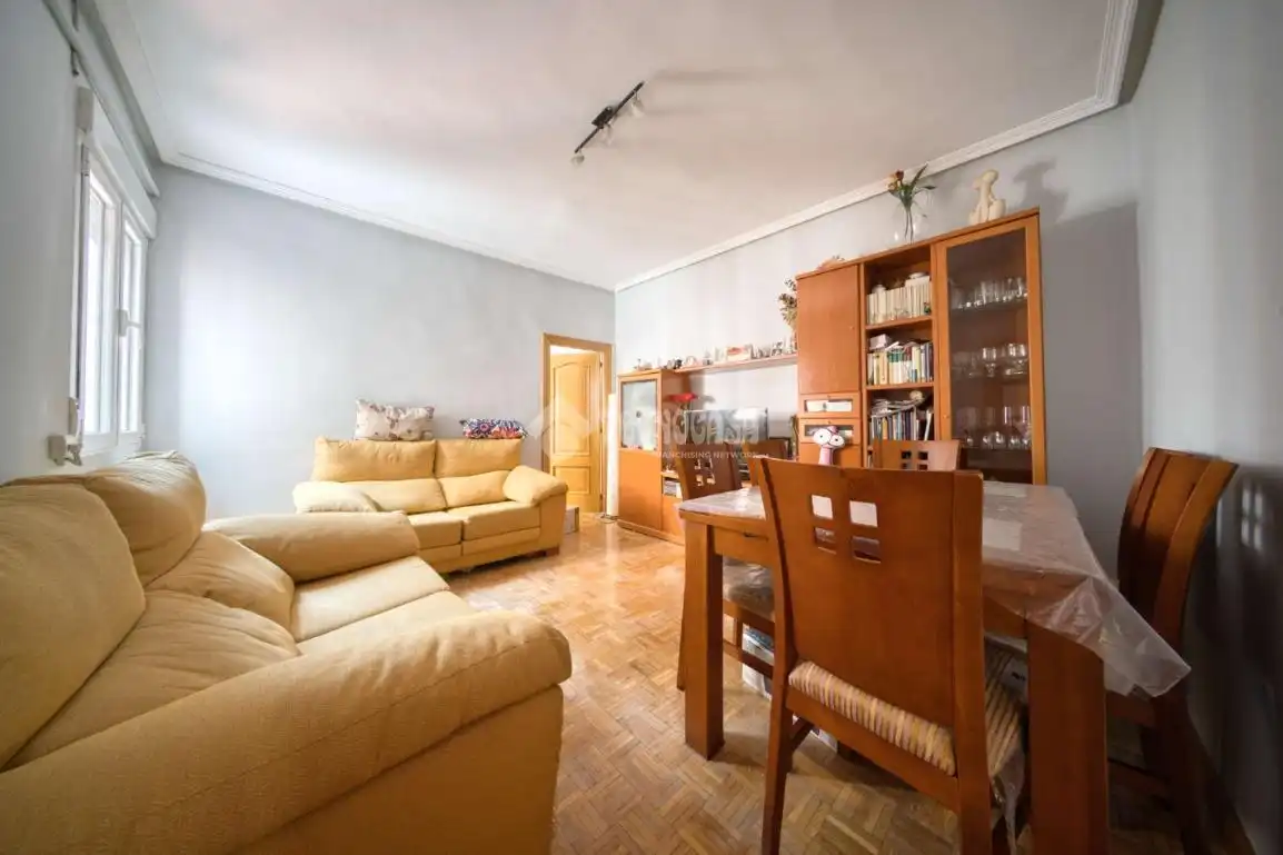 Living room of Flat for sale in Valladolid  with Heating, Parquet flooring and Furnished