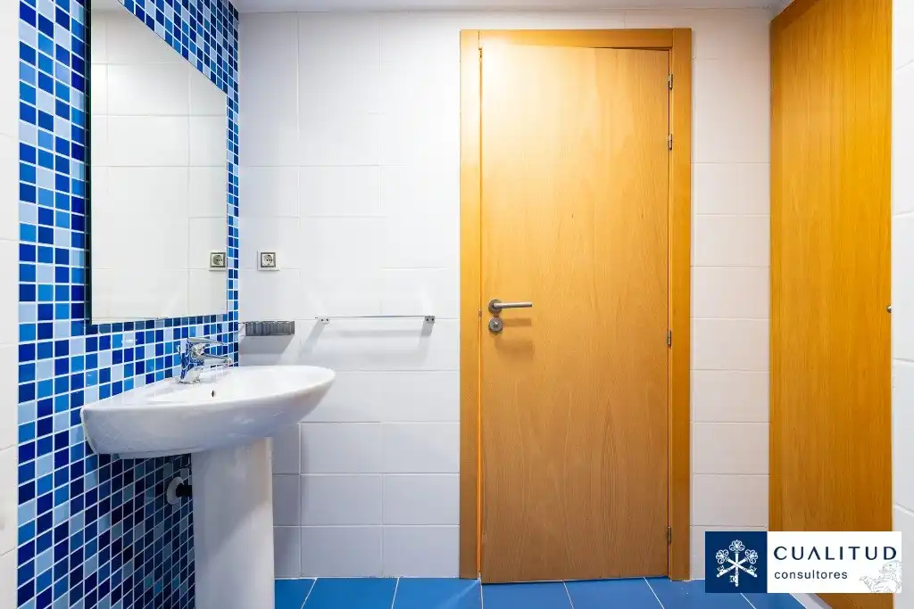Badezimmer von Dachboden zum Verkauf in Vila-real mit Parkett, Terrasse und Abstellraum