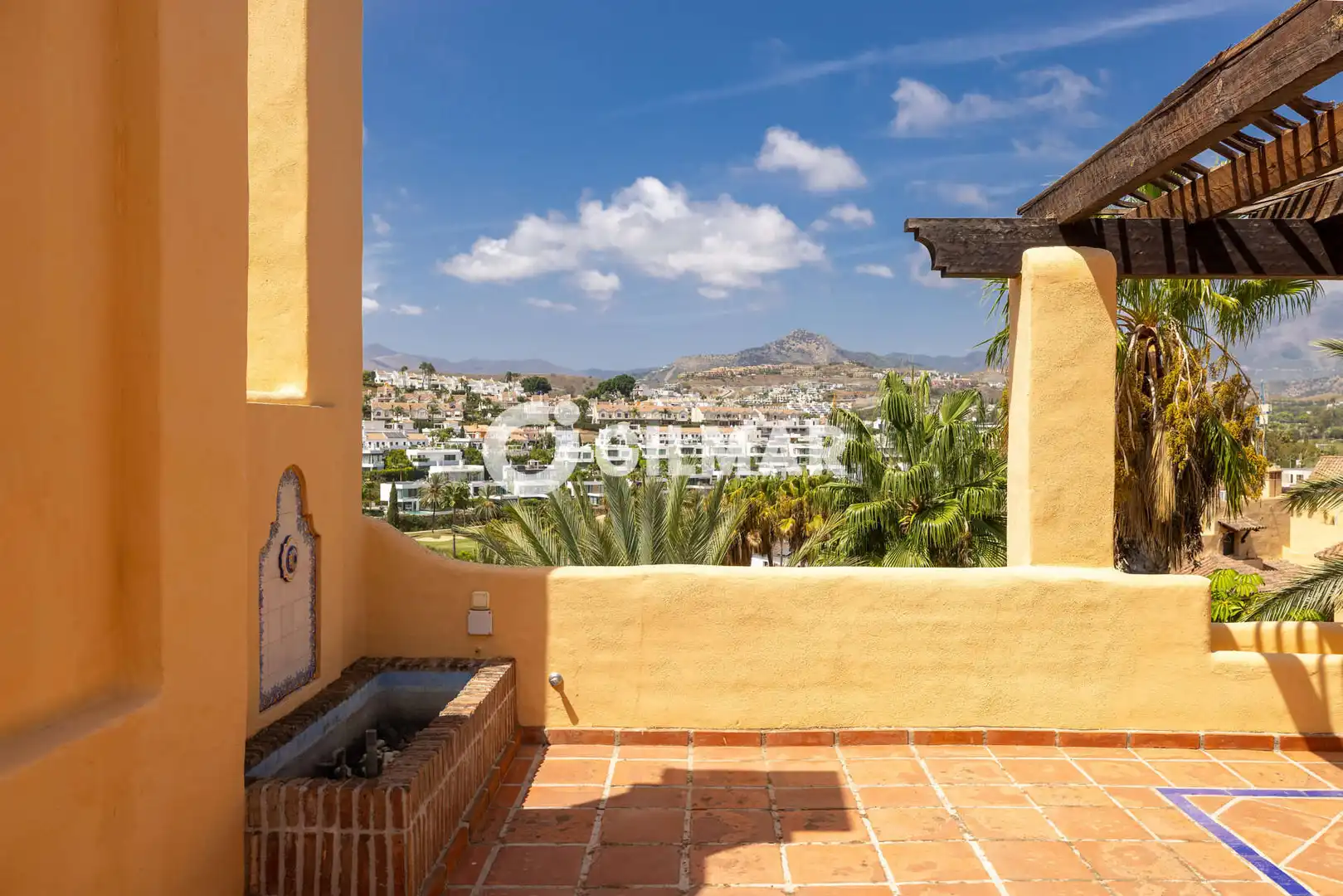 Vista exterior de Dúplex en venda en Estepona amb Calefacció, Jardí privat i Traster