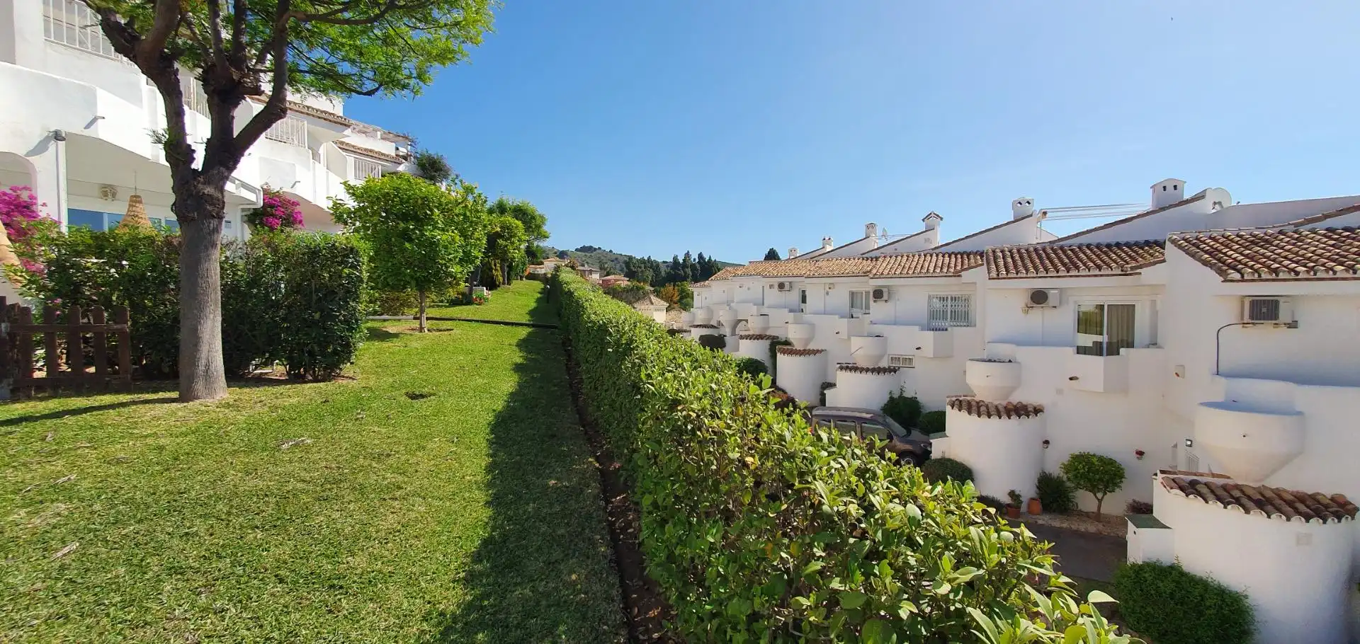 Vista exterior de Casa adosada en venda en Mijas amb Jardí privat, Terrassa i Traster