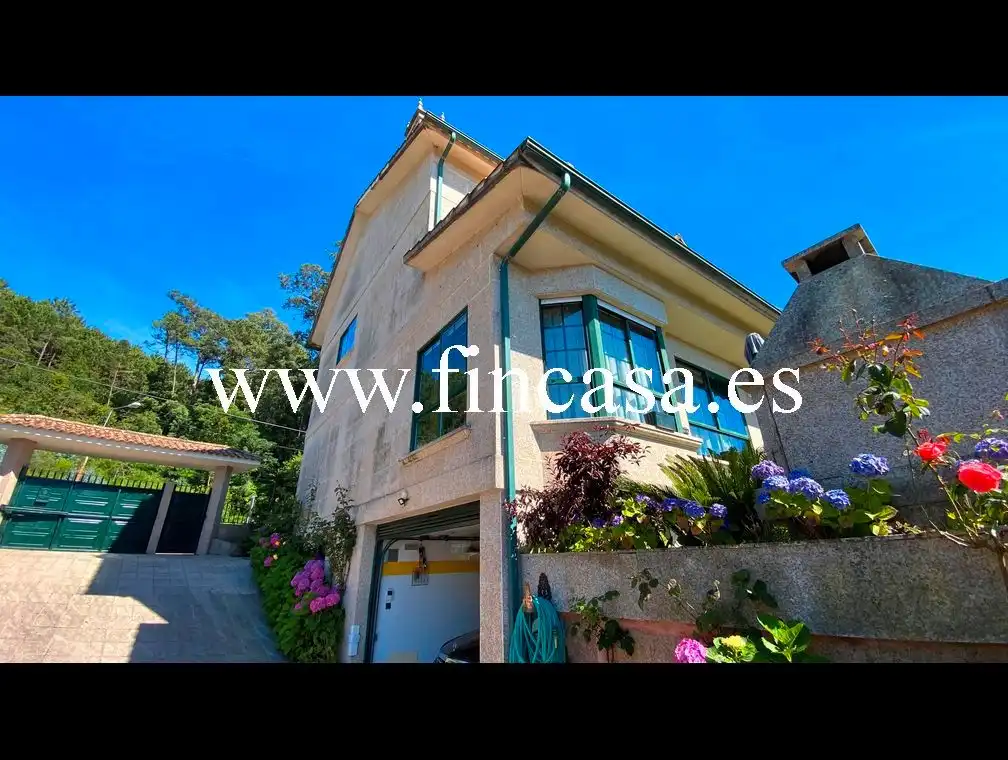 Vista exterior de Casa o chalet en venta en Vigo  con Calefacción, Jardín privado y Parquet